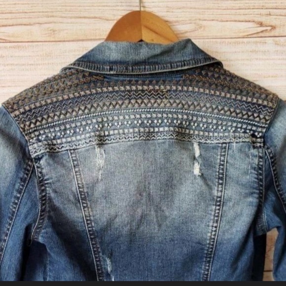Chic Embroidered Jean Jacket - Picture 5 of 6
